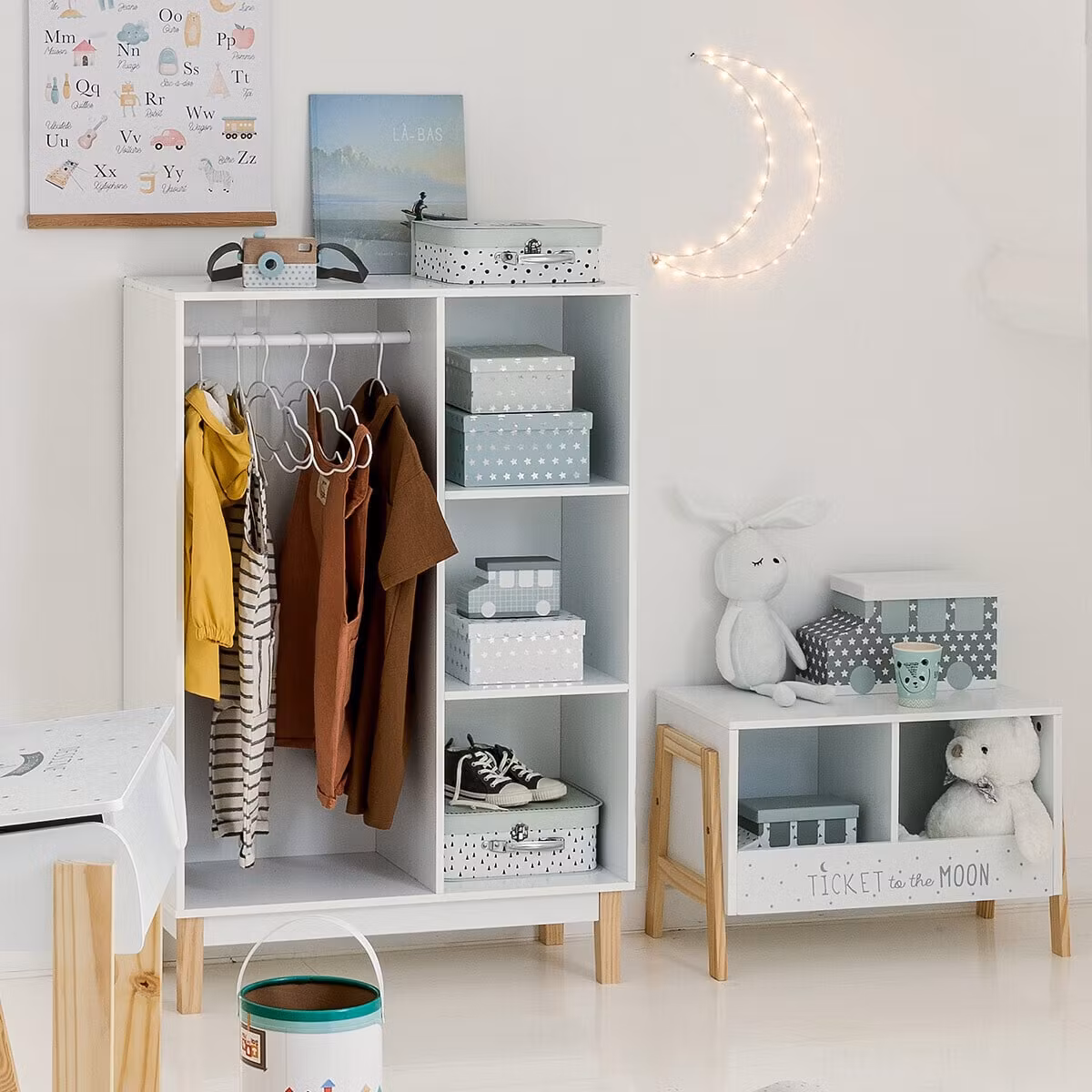 Hvid bogreol, Ticket to the moon