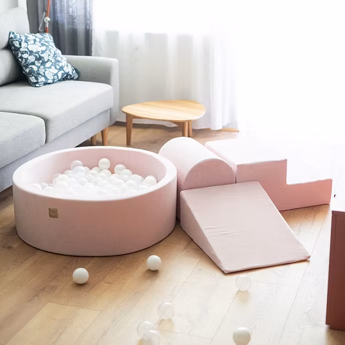 Meow, Lyserød bygbar legeplads med boldbassin i fløjl, 200 bolde