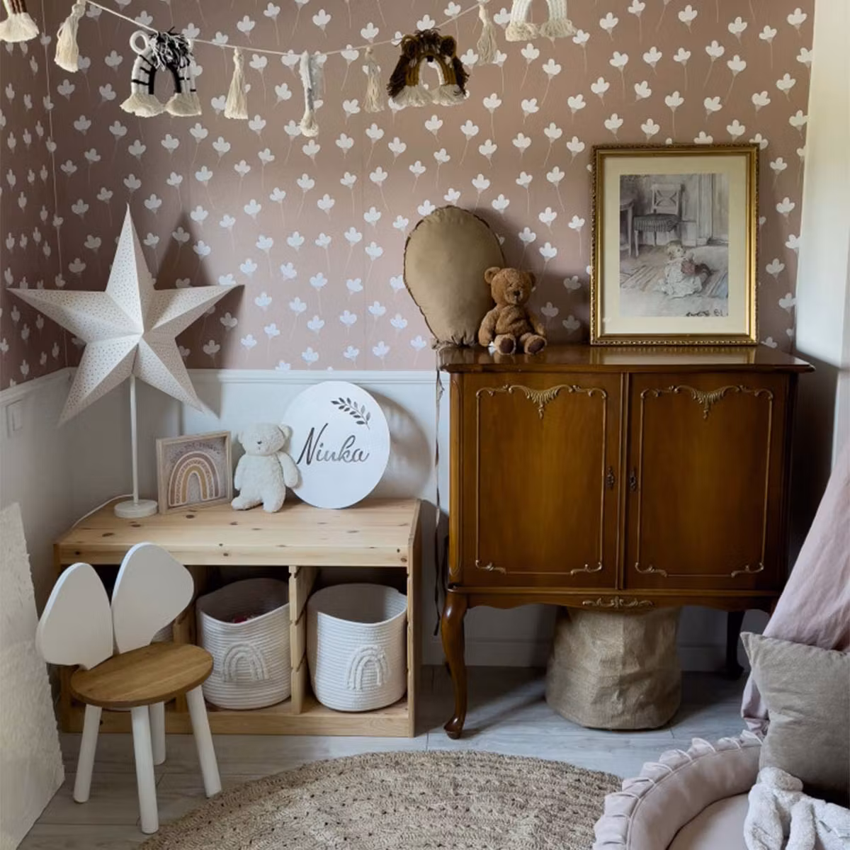 Dekornik, tapet Daisies On Mocca