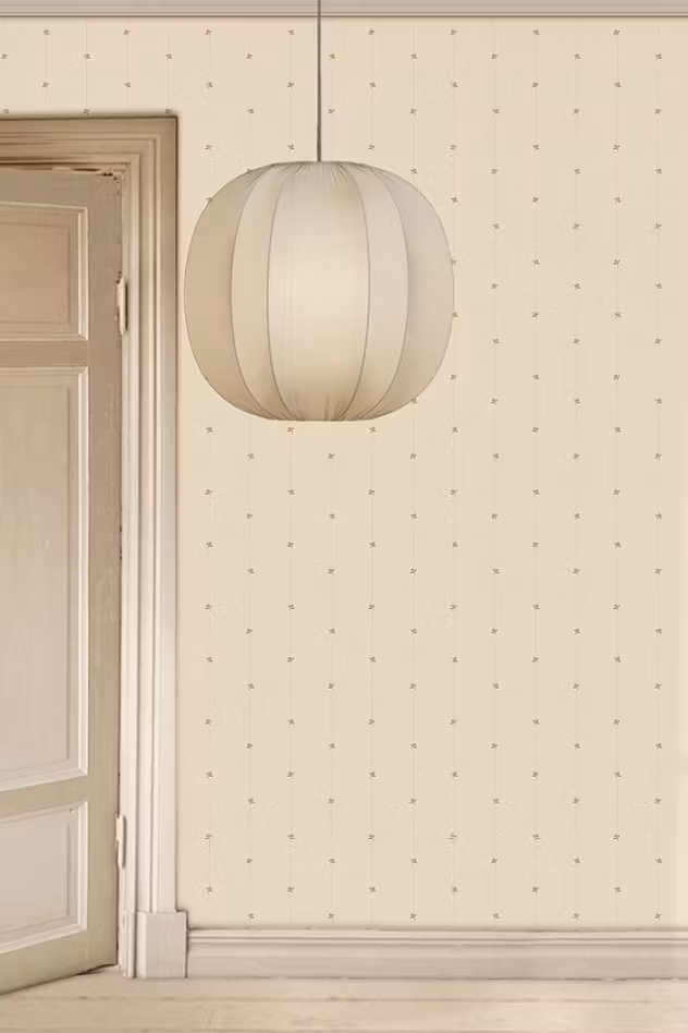 Mrs Mighetto, tapet Teeny Berries, Pale Yellow