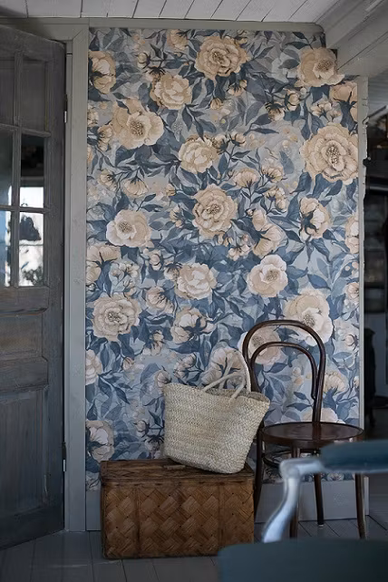 Mrs Mighetto, tapet Poppies for Marlene, Dusty Blue