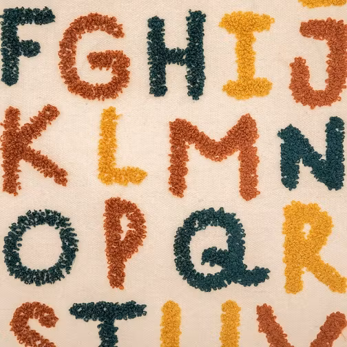 Vægdekoration med frynser, alfabet