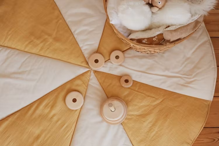 Moi Mili, legemåtte i linned cirkus, hvid/gul