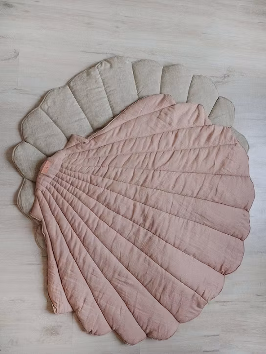 Moi Mili, legemåtte i linned skal, lyserød