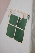 Moi Mili, mint tipi telt med lyserøde pomponer