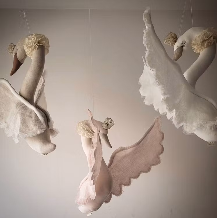 Love me decoration, svane med blonder, hvid