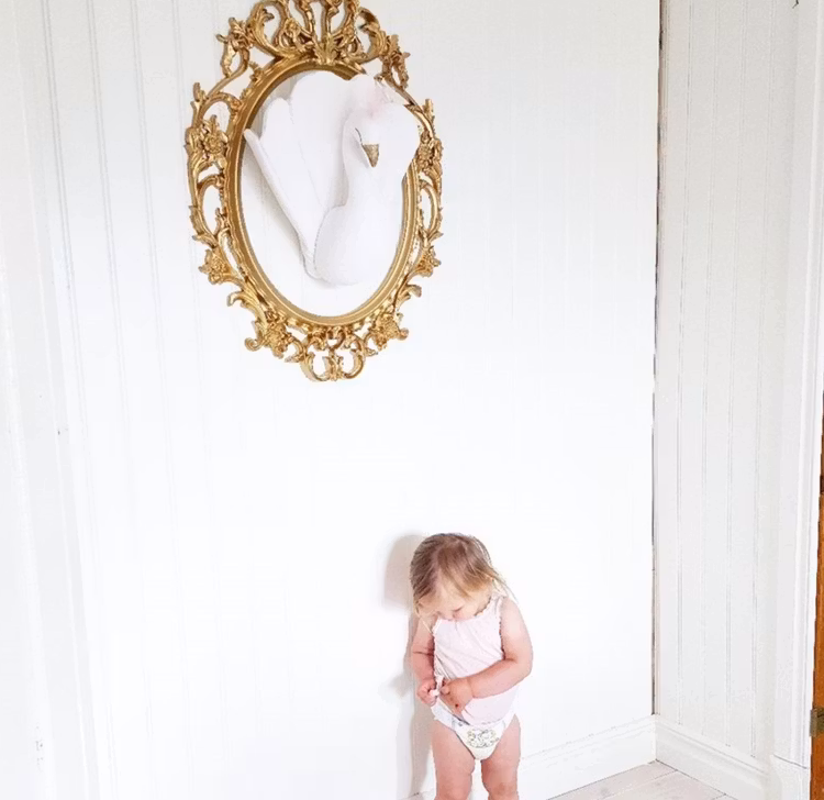 Love me decoration, vægdekoration påfugl, hvid