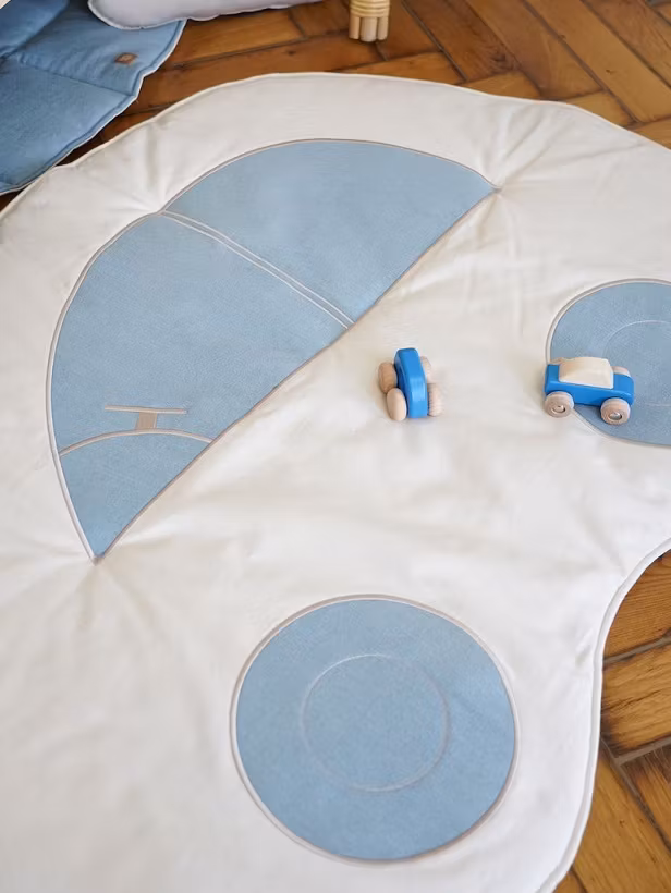 Moi Mili, legemåtte bil, Jeans