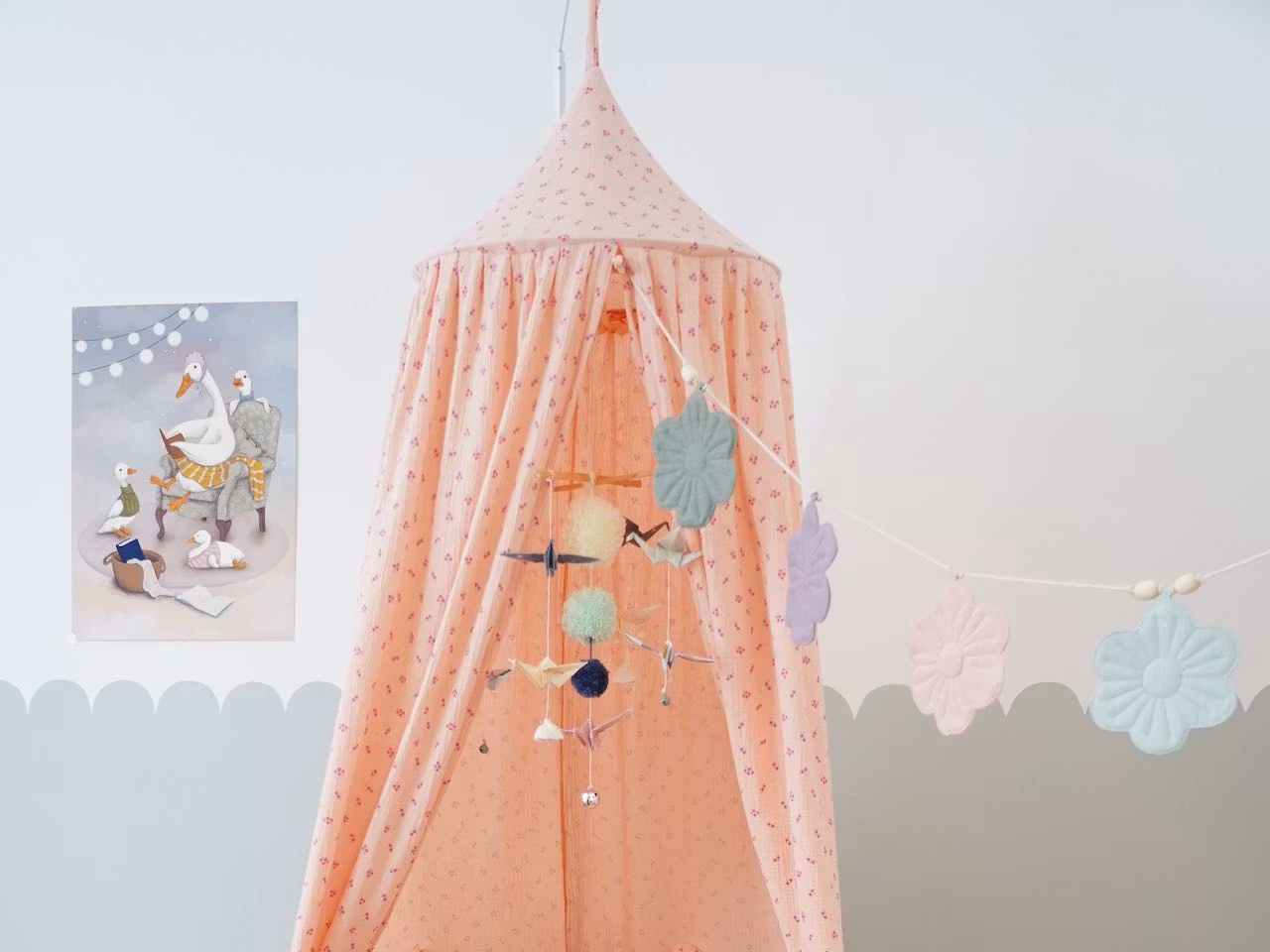 Moi Mili, sengehimmel, Pink flowers