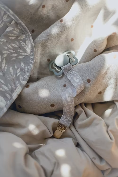 Mrs Mighetto, sutteholder Misty Leaf Grey