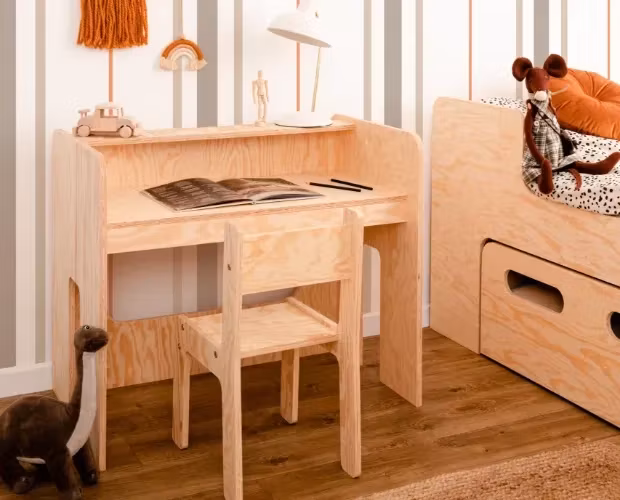 Skrivebord med stol til børneværelset