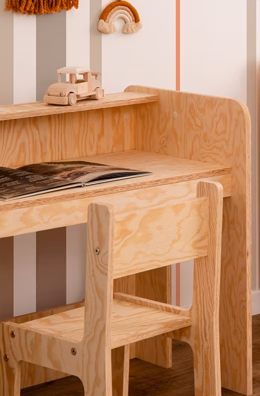 Skrivebord med stol til børneværelset