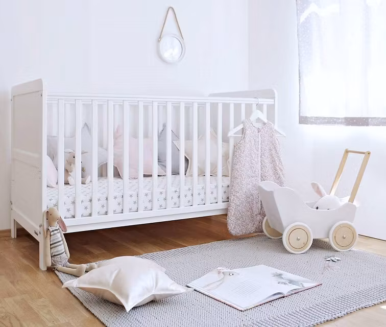 Klassisk vokseseng juniorseng, hvid