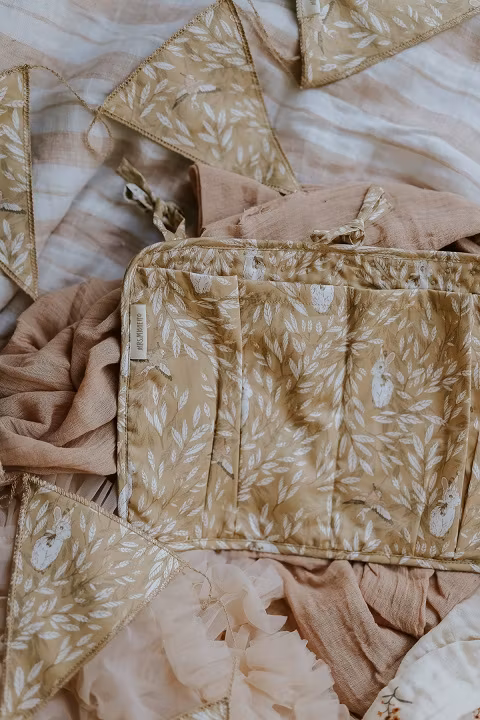 Mrs Mighetto, lomme til seng Misty Leaf Yellow