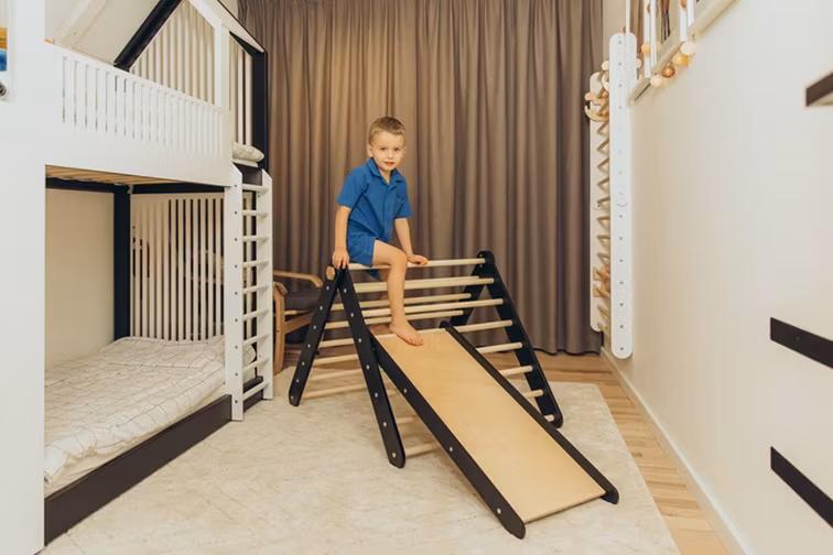 Duck Woodworks, klatretrekant med rutsjebane, sort/natur