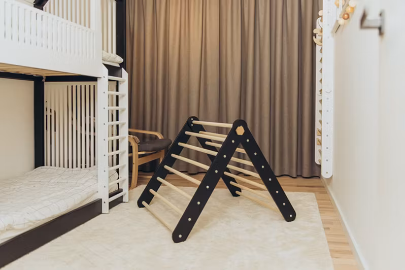 Duck Woodworks, klatretrekant med rutsjebane, sort/natur