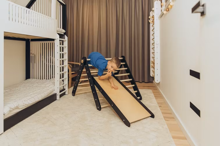 Duck Woodworks, klatretrekant med rutsjebane, sort/natur