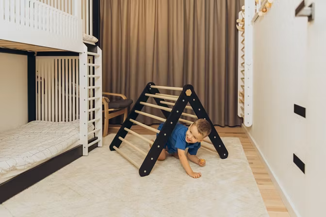 Duck Woodworks, klatretrekant med rutsjebane, sort/natur