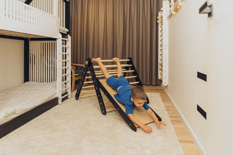 Duck Woodworks, klatretrekant med rutsjebane, sort/natur