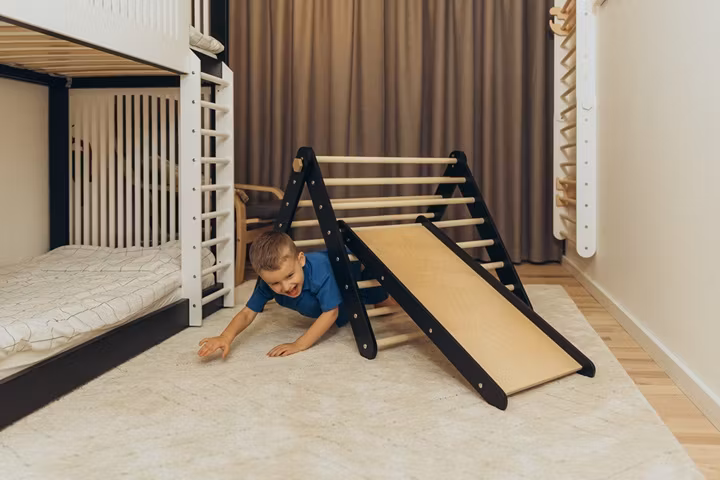 Duck Woodworks, klatretrekant med rutsjebane, sort/natur