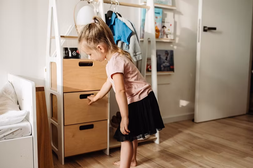 Duck Woodworks, garderobe tøjstang med kasser, hvid/natur