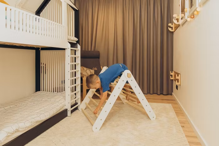 Duck Woodworks, klatretrekant ribbevæg, hvid/natur