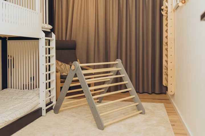 Duck Woodworks, klatretrekant ribbevæg rutsjebane, grå/natur