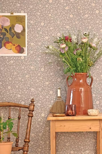 Majvillan, tapet Flora, dusty blue