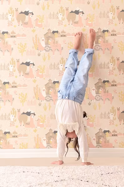 Majvillan, tapet Lama village, light sunny pink