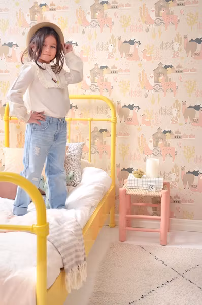 Majvillan, tapet Lama village, light sunny pink