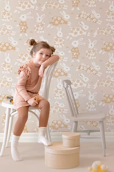 Majvillan, tapet Garden party, sandy grey