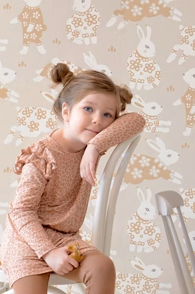 Majvillan, tapet Garden party, sandy grey