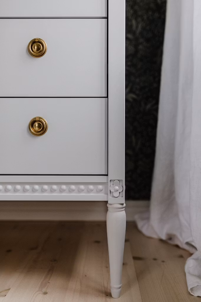 Antik garderobe, hvid