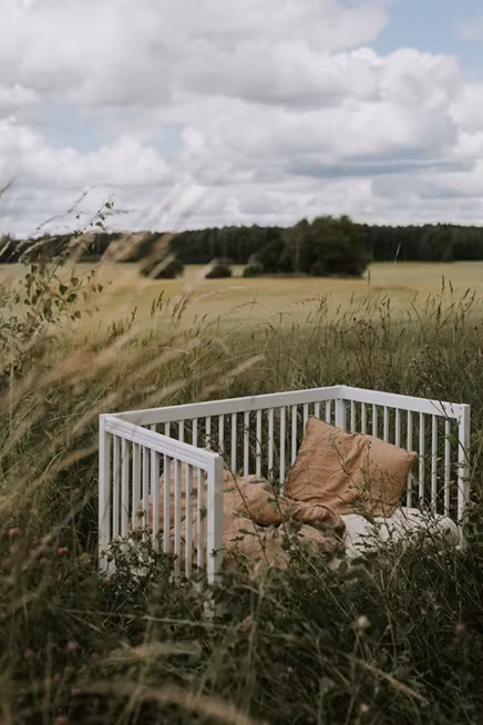 Antik tremmeseng med madras, hvid