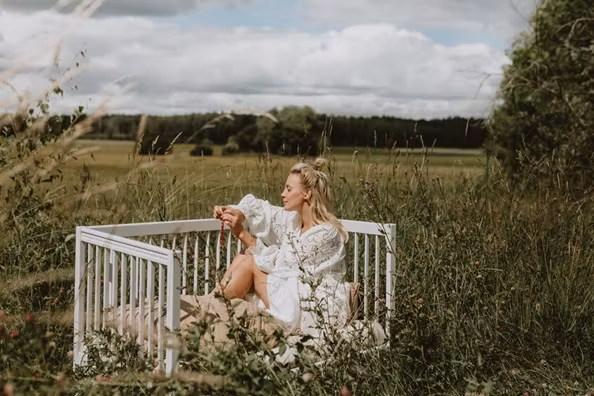 Antik tremmeseng med madras, hvid