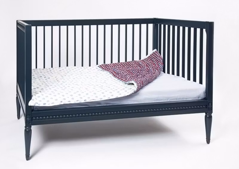 Antik tremmeseng med madras, natur