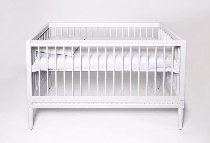 Antik tremmeseng med madras, hvid