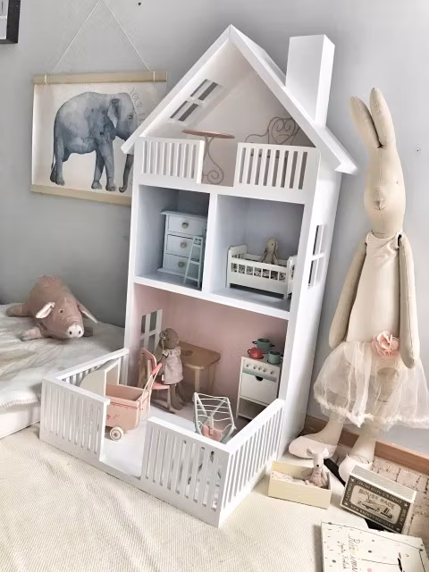 Stort dukkehus i træ