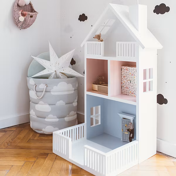 Stort dukkehus i træ