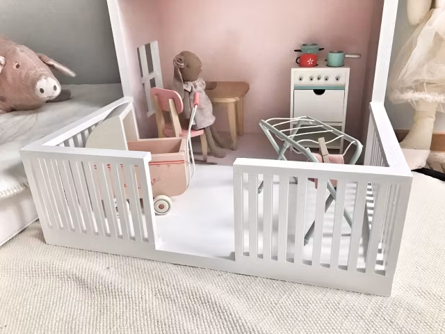 Stort dukkehus i træ