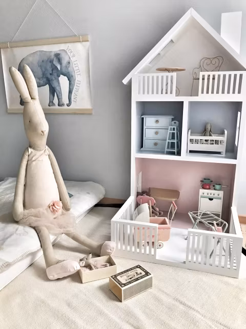 Stort dukkehus i træ