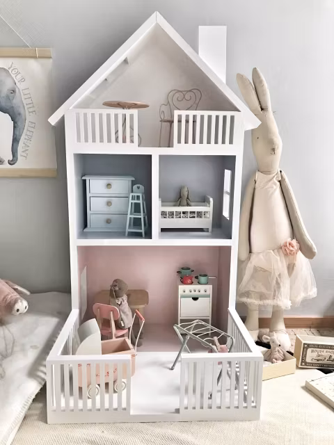 Stort dukkehus i træ