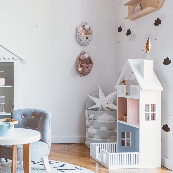 Stort dukkehus i træ