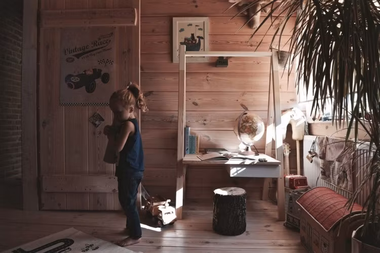 Skrivebord med justerbar bordplade