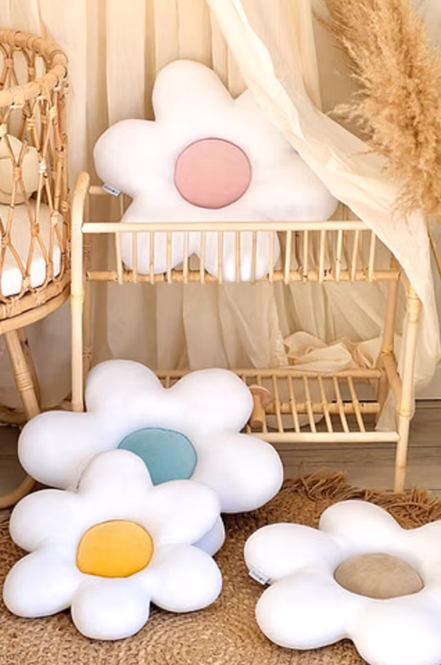 Blomsterpude til børneværelset, beige