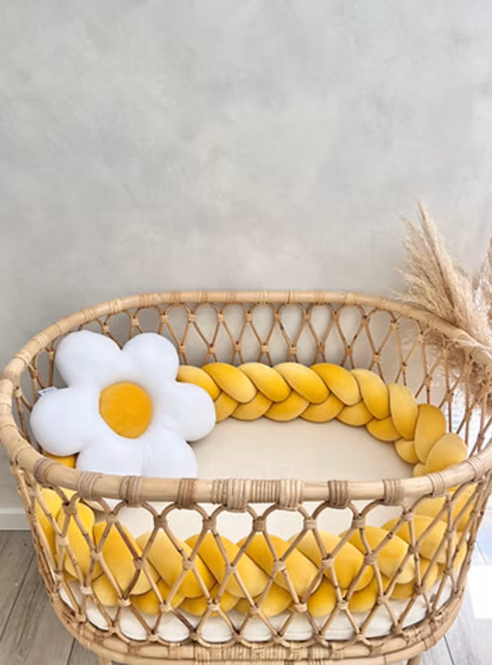 Blomsterpude til børneværelset, mustard