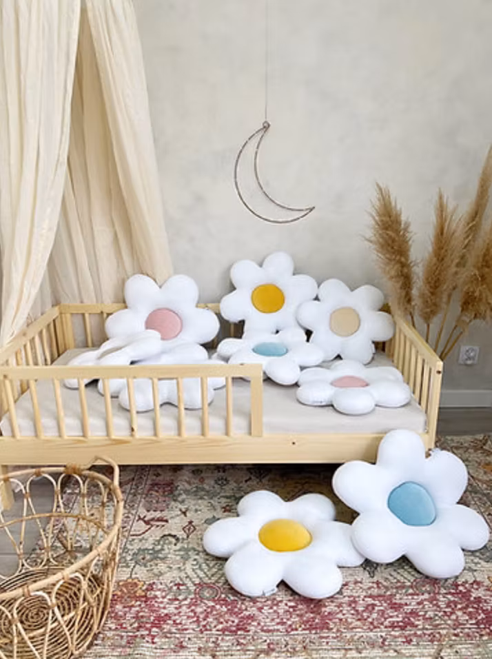 Blomsterpude til børneværelset, cappuccino