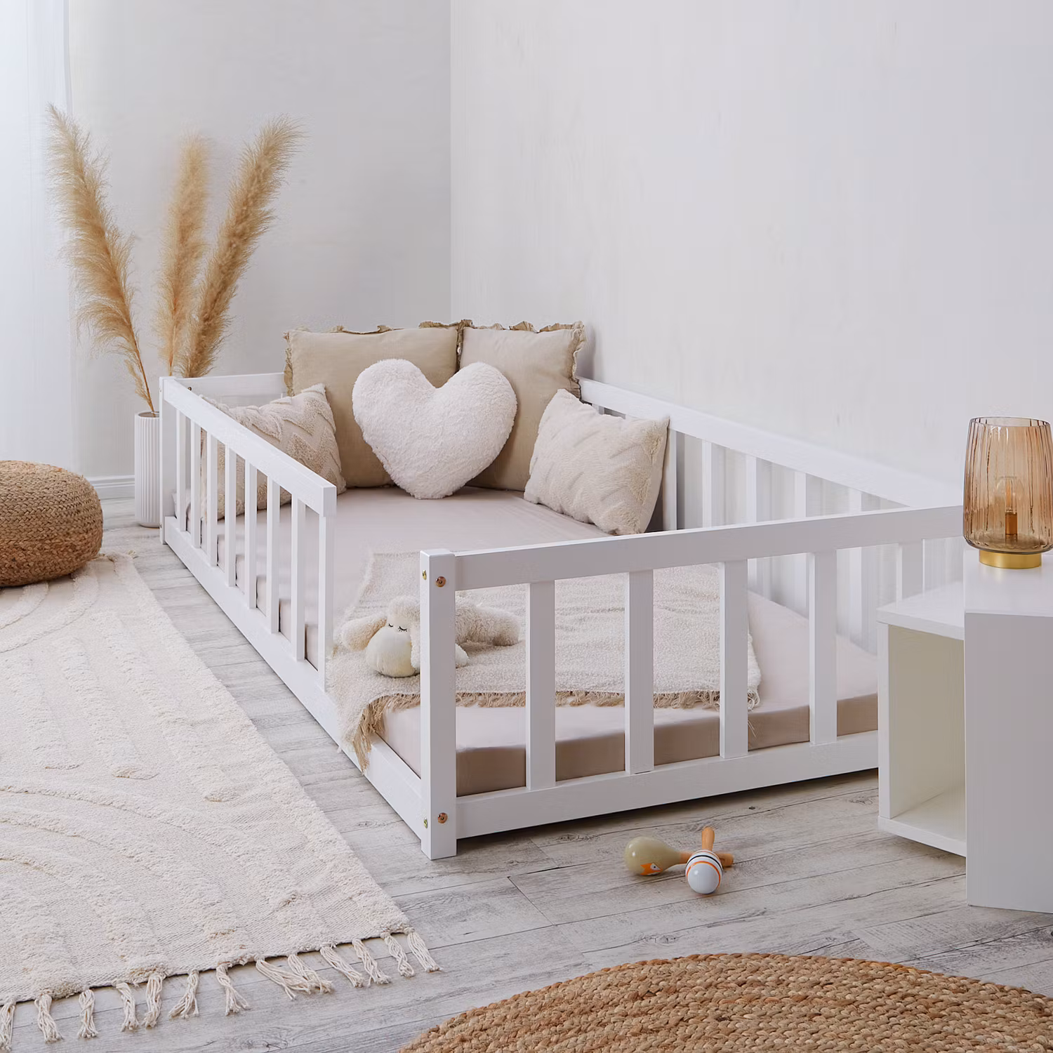 Montessori hvid børneseng med beskyttelseskanter, 90x200 cm