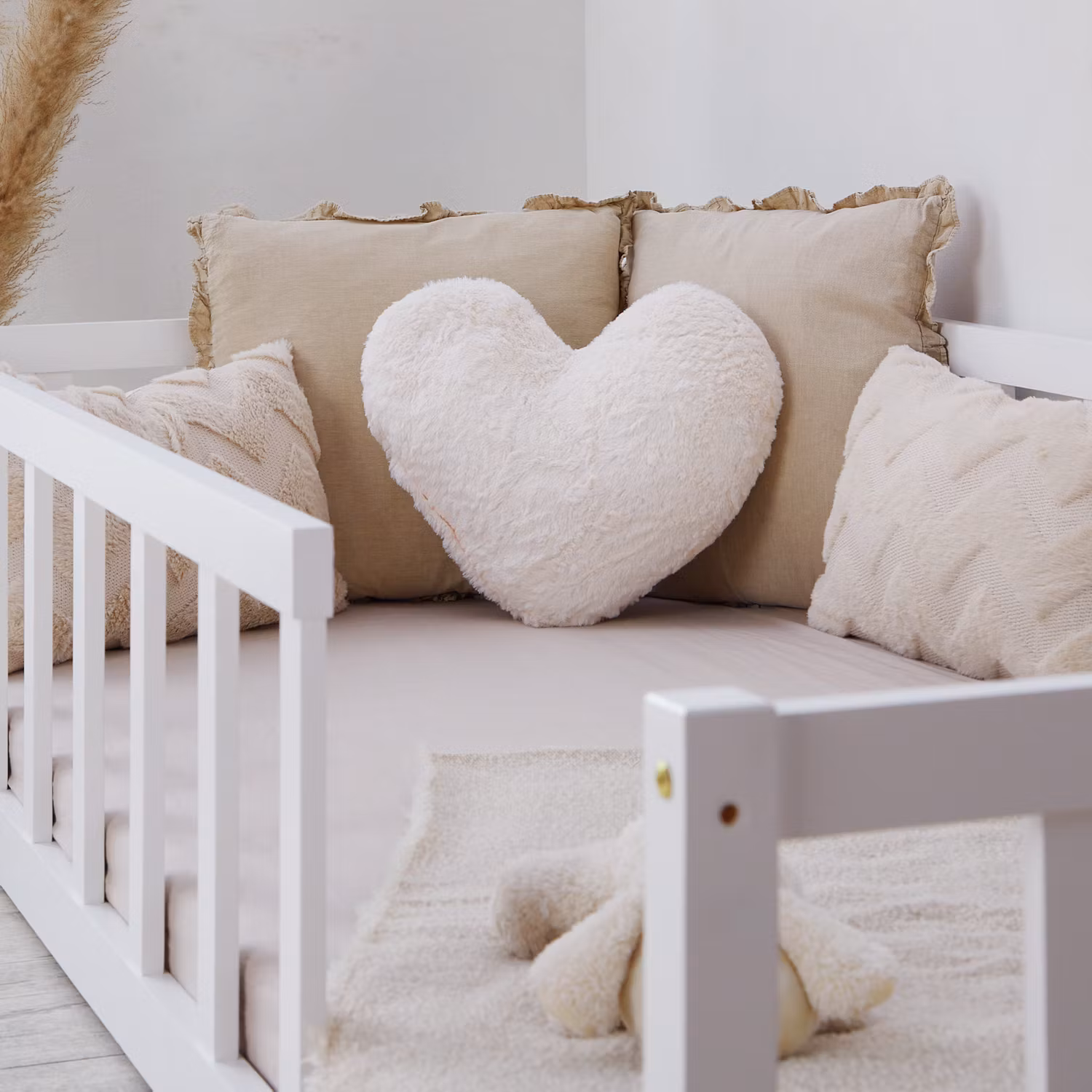 Montessori hvid børneseng med beskyttelseskanter, 90x200 cm