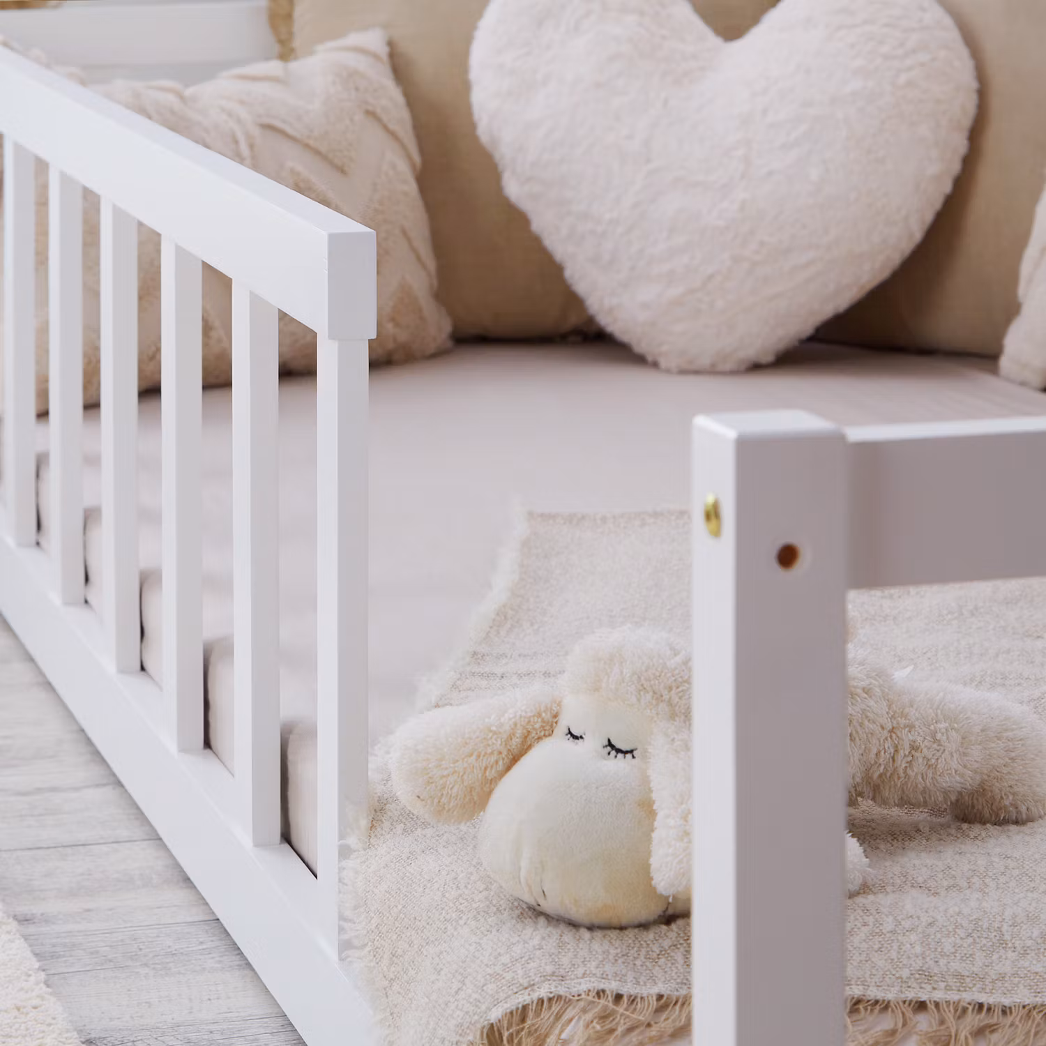 Montessori hvid børneseng med beskyttelseskanter, 90x200 cm